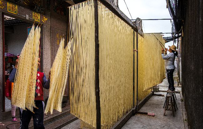 致富有门：广东省普宁市涂寨村村民家庭作坊制作面线。.png