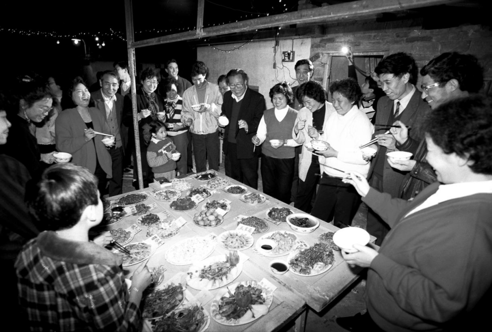 金邻聚会：楼顶搭桌台，每家两个菜；近邻胜远亲，和谐唱未来。（广州天河 1988）.png