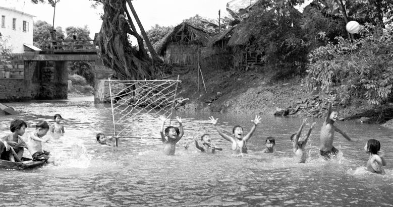 打水球：水乡孩子自制球网在河涌里打水球。.png