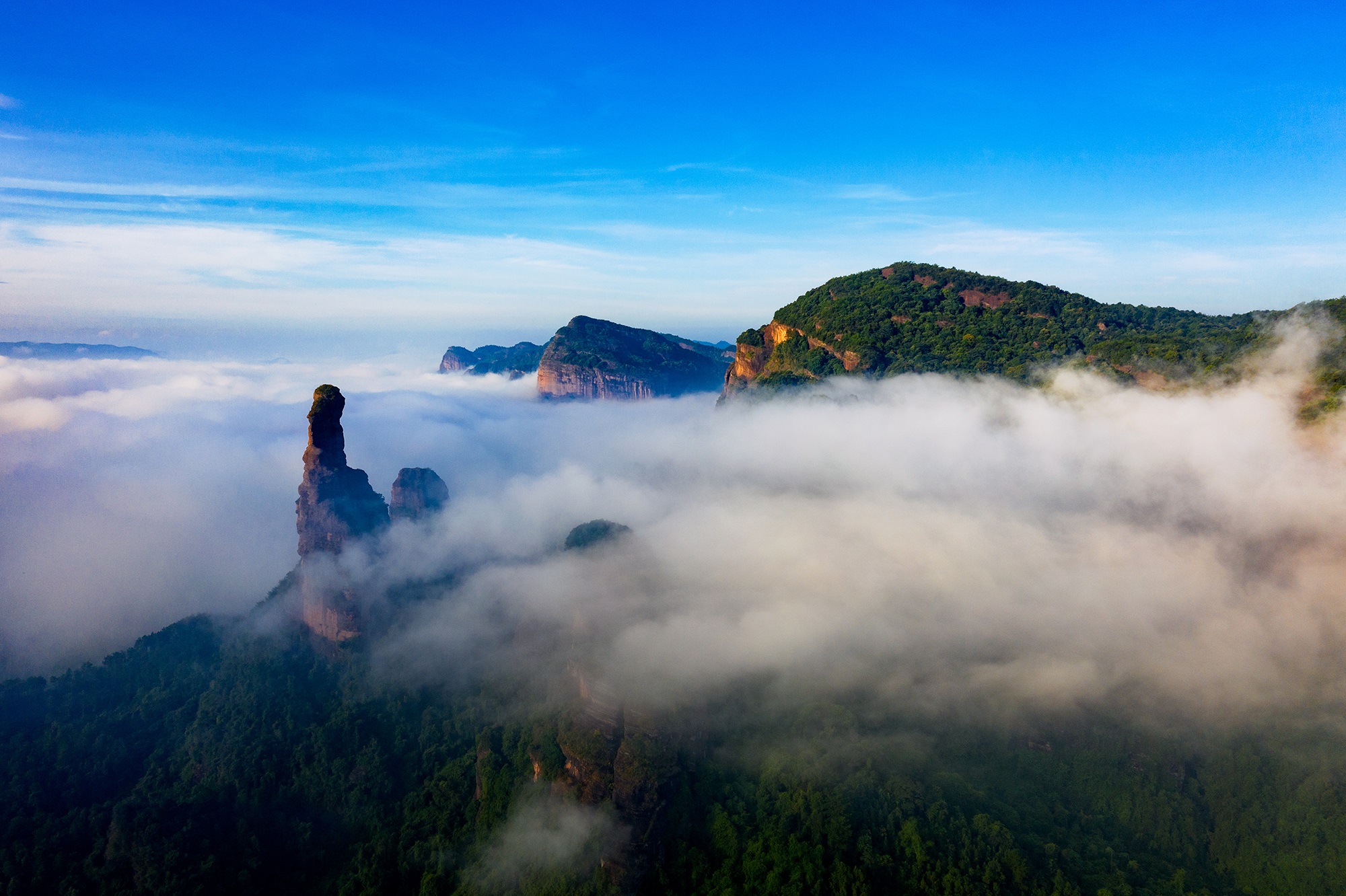 图片8：丹霞云海，摄影：龙全明.jpg