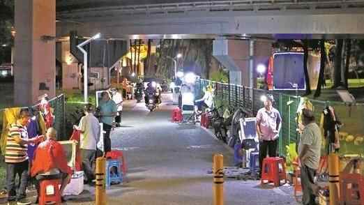 A ten-yuan haircut street under the Xixiang Overpass in Shenzhen