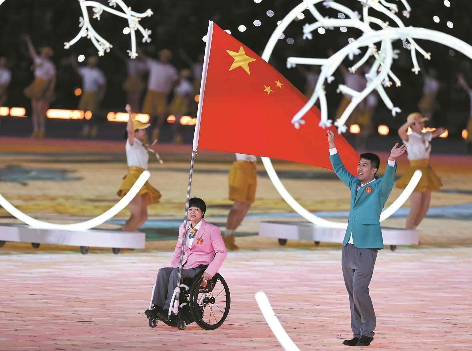 来自广东的“90后”轮椅篮球运动员黄晓连担任亚残运会中国代表团旗手：“我深感荣幸和自豪”