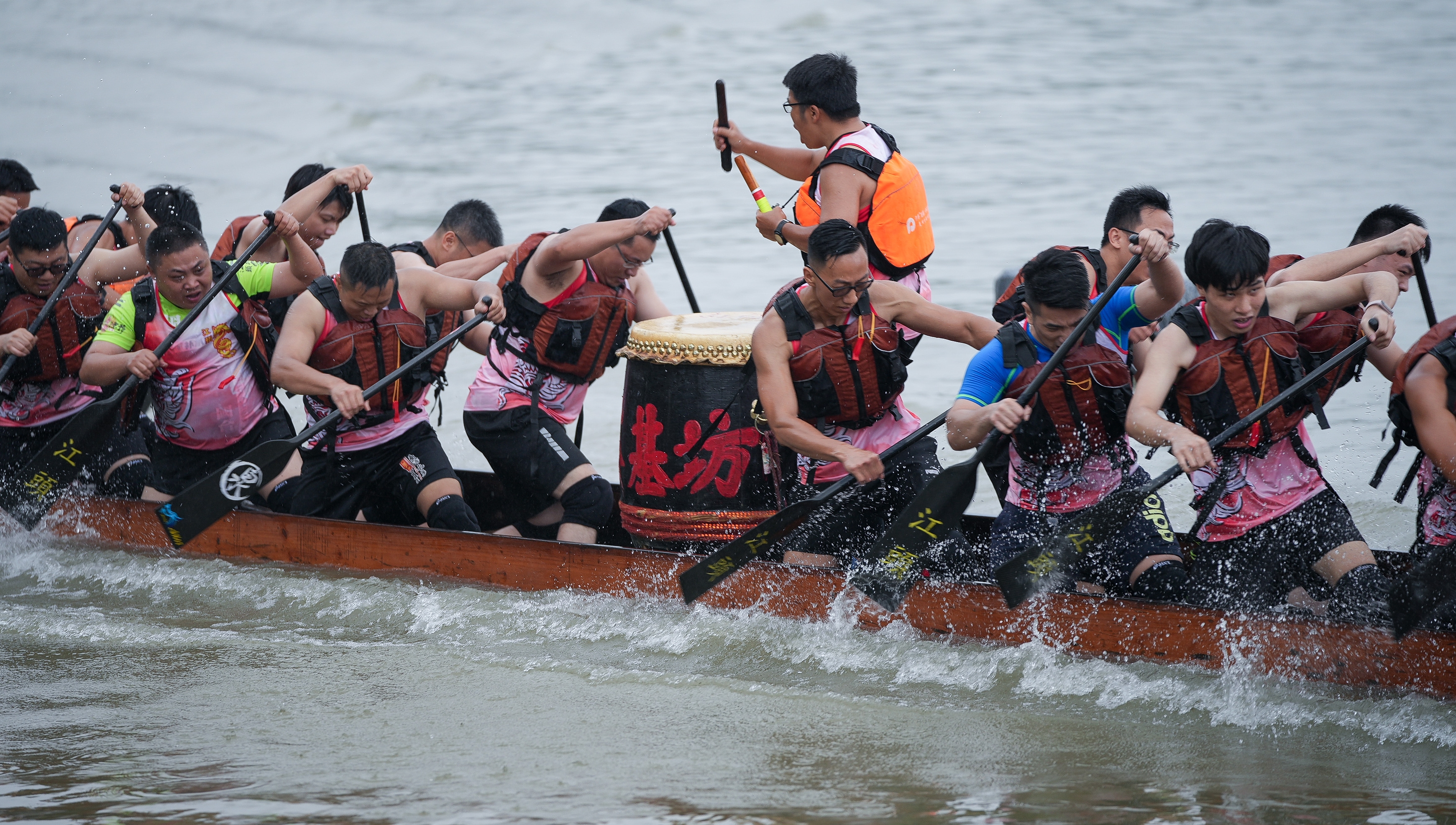 视频+图集 | 端午“狂飙”！广州海珠湿地龙船景，40支队伍上演26轮水上“竞技”