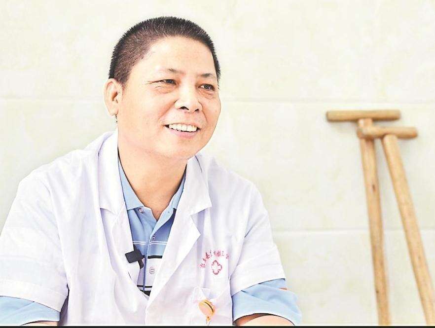 拄拐行医30年 独腿村医成村民的“医靠”