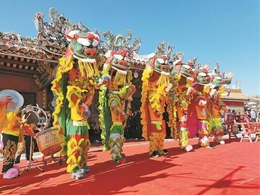 青狮跃动耀古城 雄姿起舞展风采