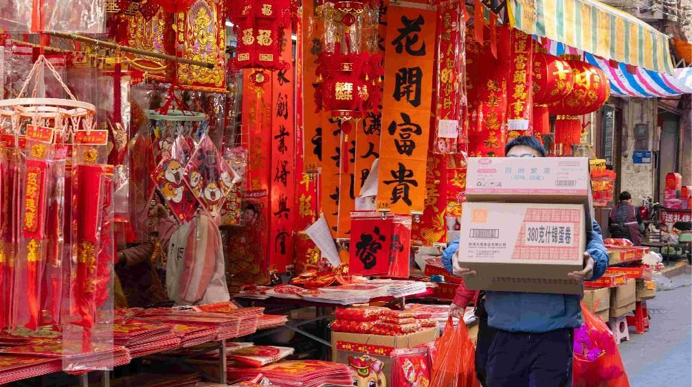 Humen Old Street in Dongguan is filled with a festive atmosphere, with red lanterns everywhere