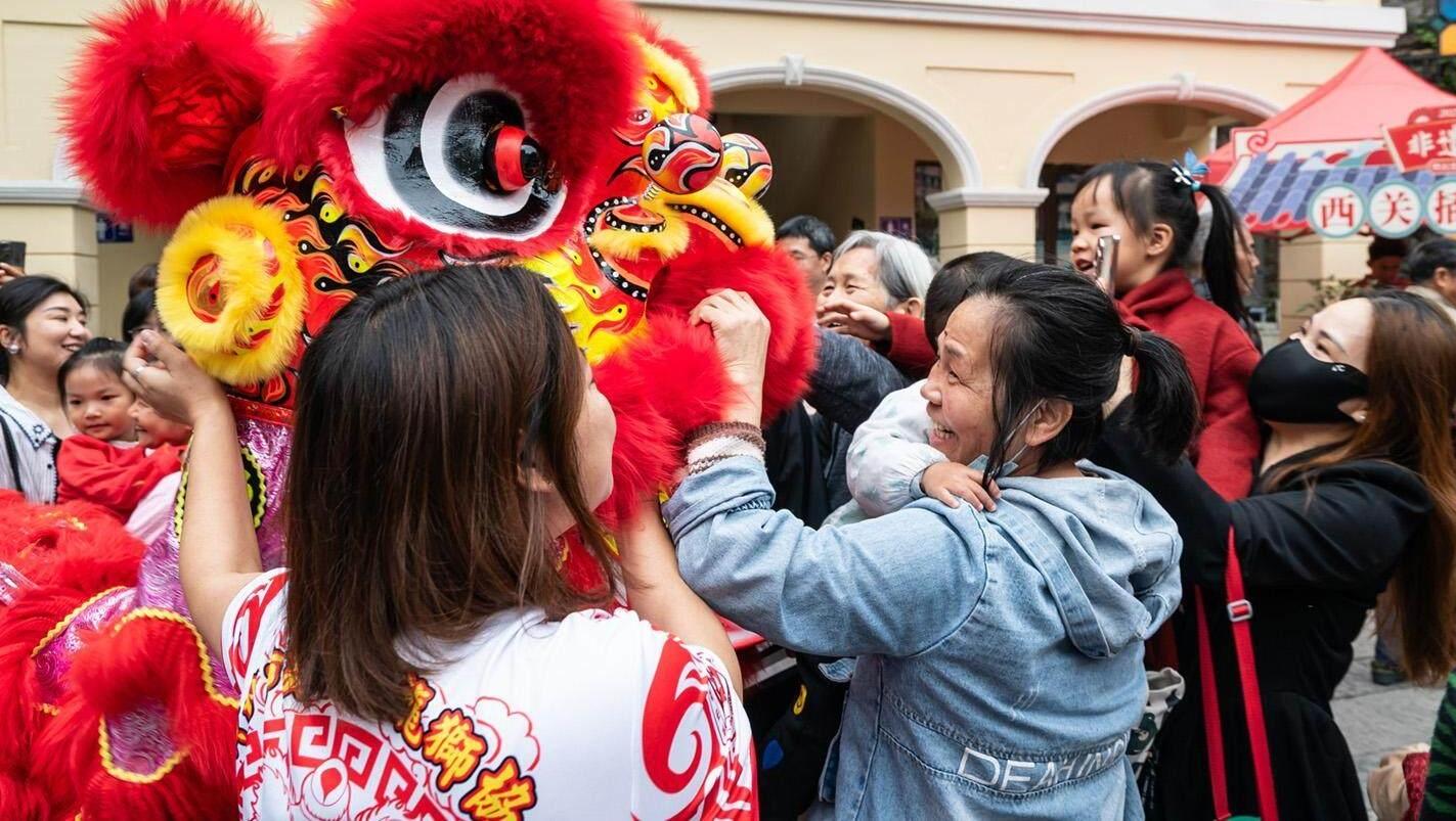 侨胞齐聚西关，体验“非遗过大年”