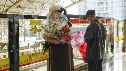 広州の春節祝い｜地下鉄の「花の車両」、出発進行！