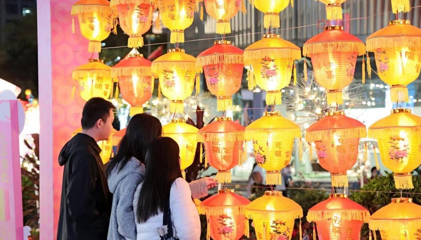 A exposição do património cultural imaterial está em grande destaque! Venha à Avenida do Festival de Shenzhen para vivenciar a magia do Festival das Lanternas