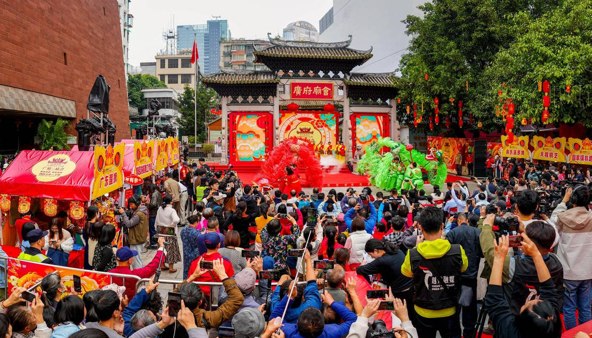 A grande abertura da Feira do Templo de Guangfu 2025 no Festival das Lanternas