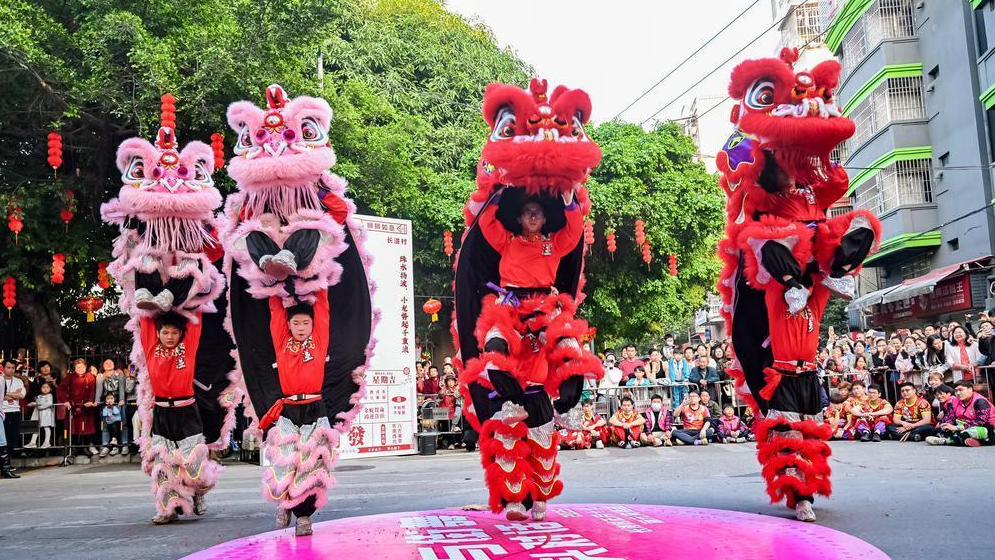 Quando a tradicional dança do leão se encontra com a dança moderna, o Festival das Lanternas celebrada na aldeia de Changban