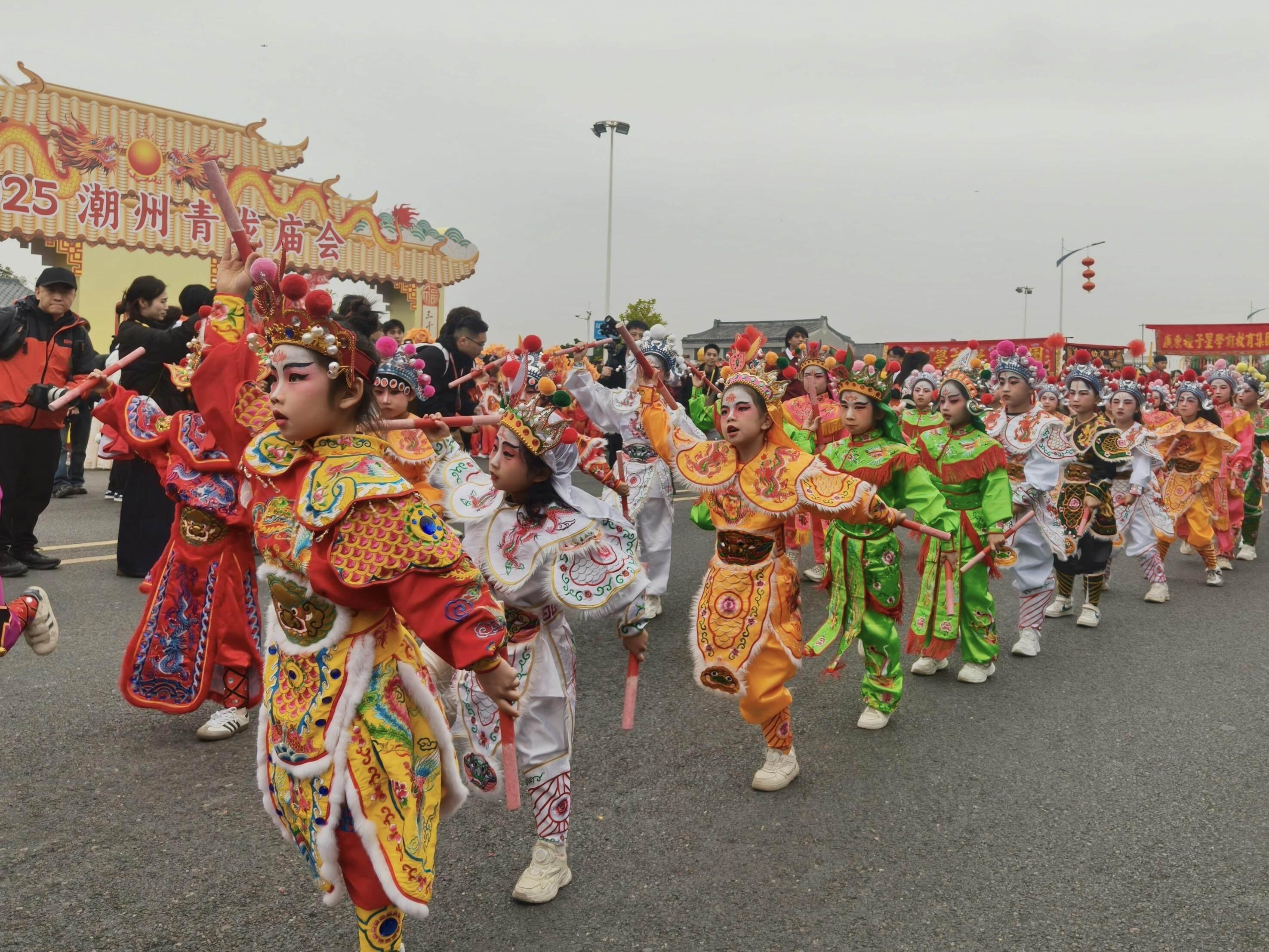 【Photo Series】Chaozhou Qinglong Temple Fair intangible cultural heritage parade takes center stage