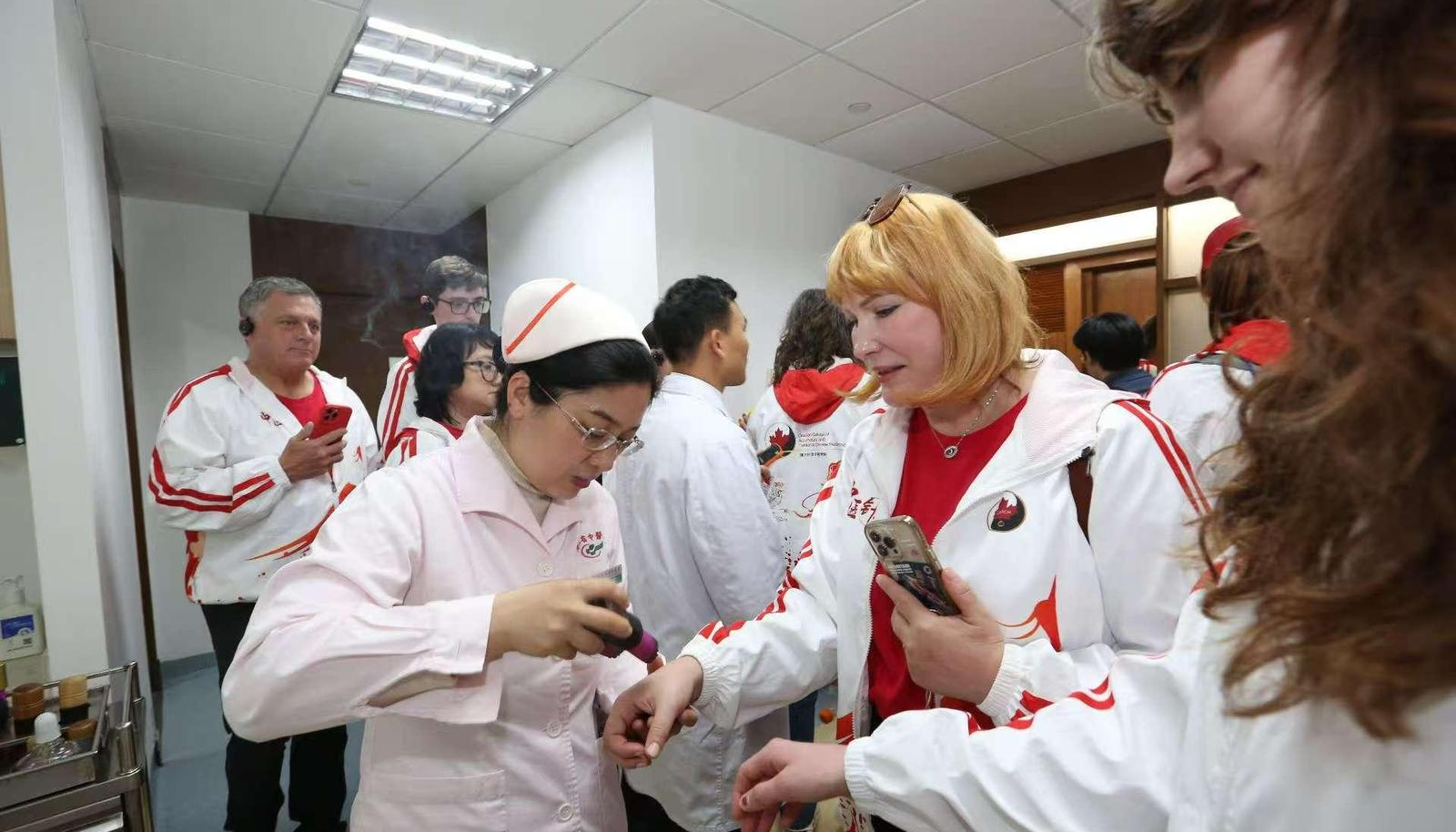 Video | Canadian students embark on a TCM journey in Guangzhou