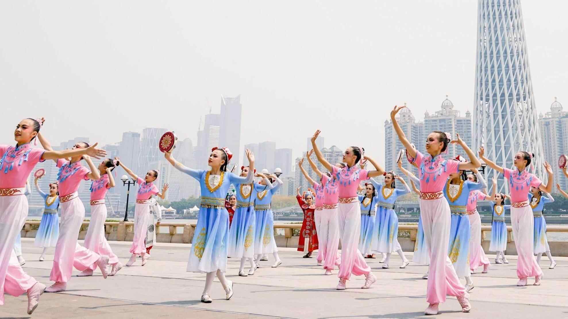 Mais de 5.000 quilómetros: Jovens de Xinjiang embarcam numa odisseia cultural imersiva em Guangzhou