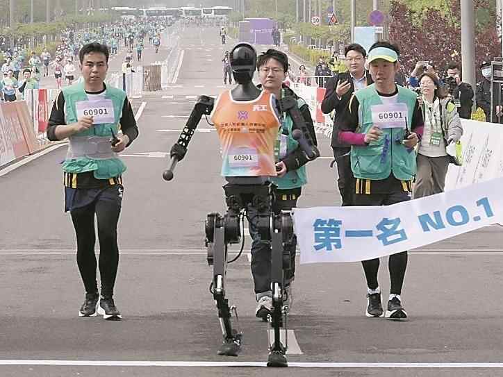 “广东籍”人形机器人亮相“跑马” 各地产业竞速共创“名场面”