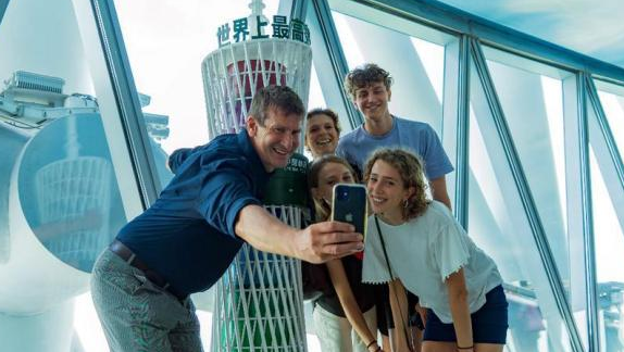 15 anos depois, designer da Torre de Cantão volta com a família e se impressiona com seu “crescimento”