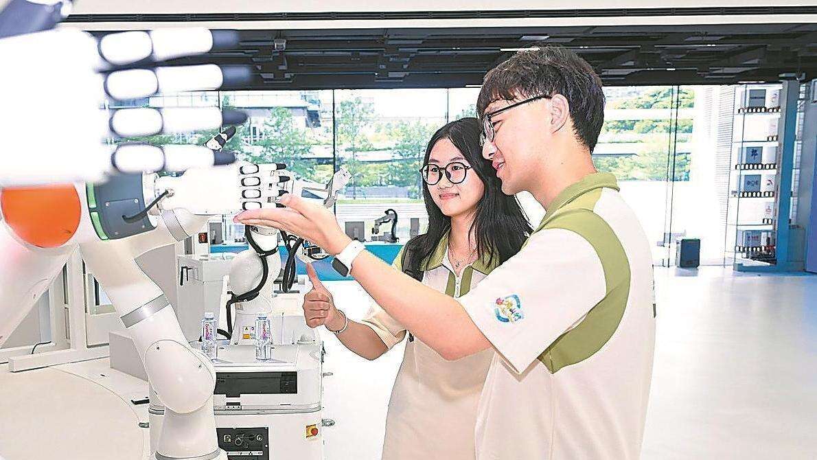 暑期硕博学子研学走进大湾区 近距离感受产业脉搏