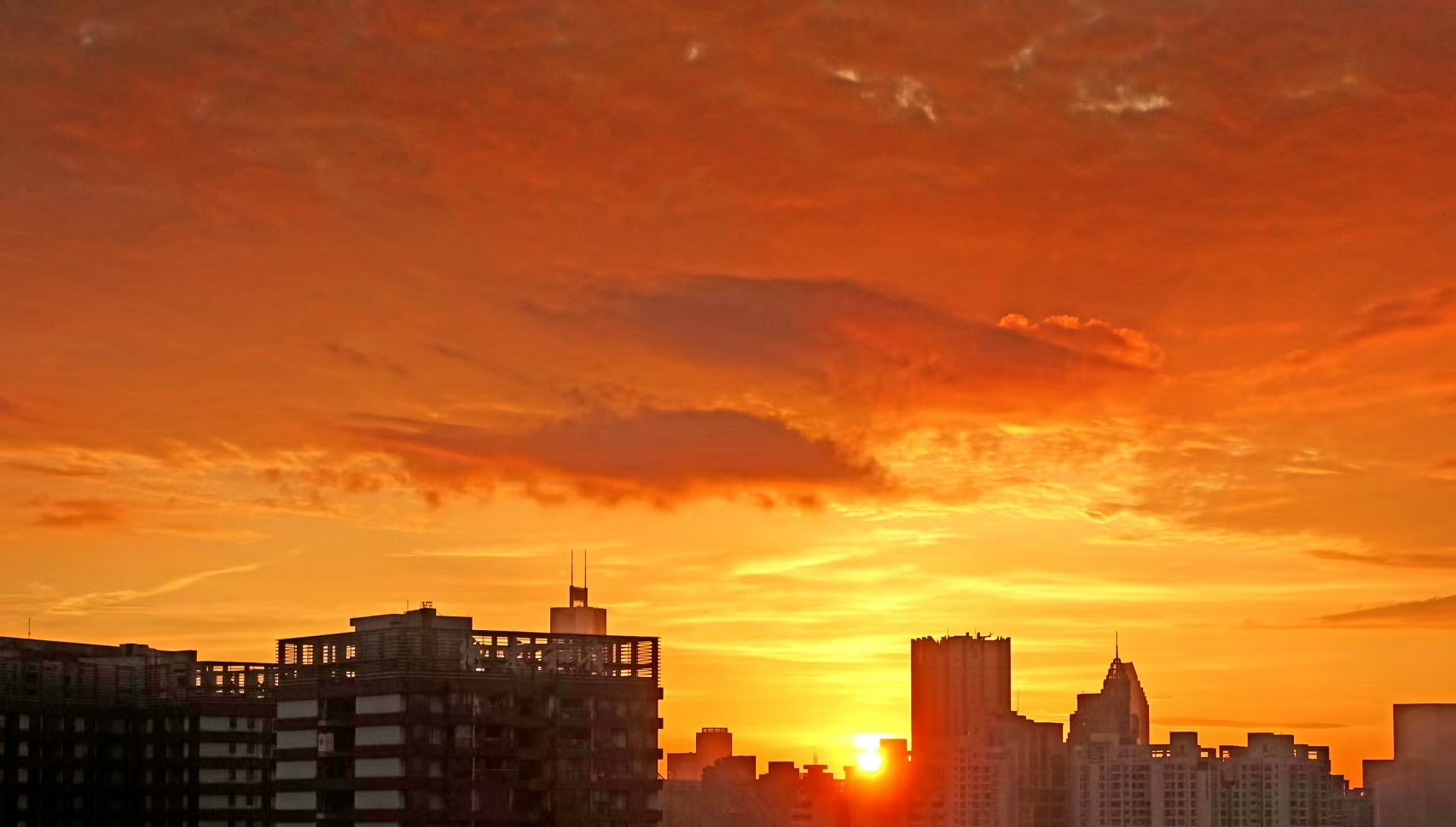 Poster丨Guangzhou's Sky Magic: Double Rainbow & Fiery Clouds!