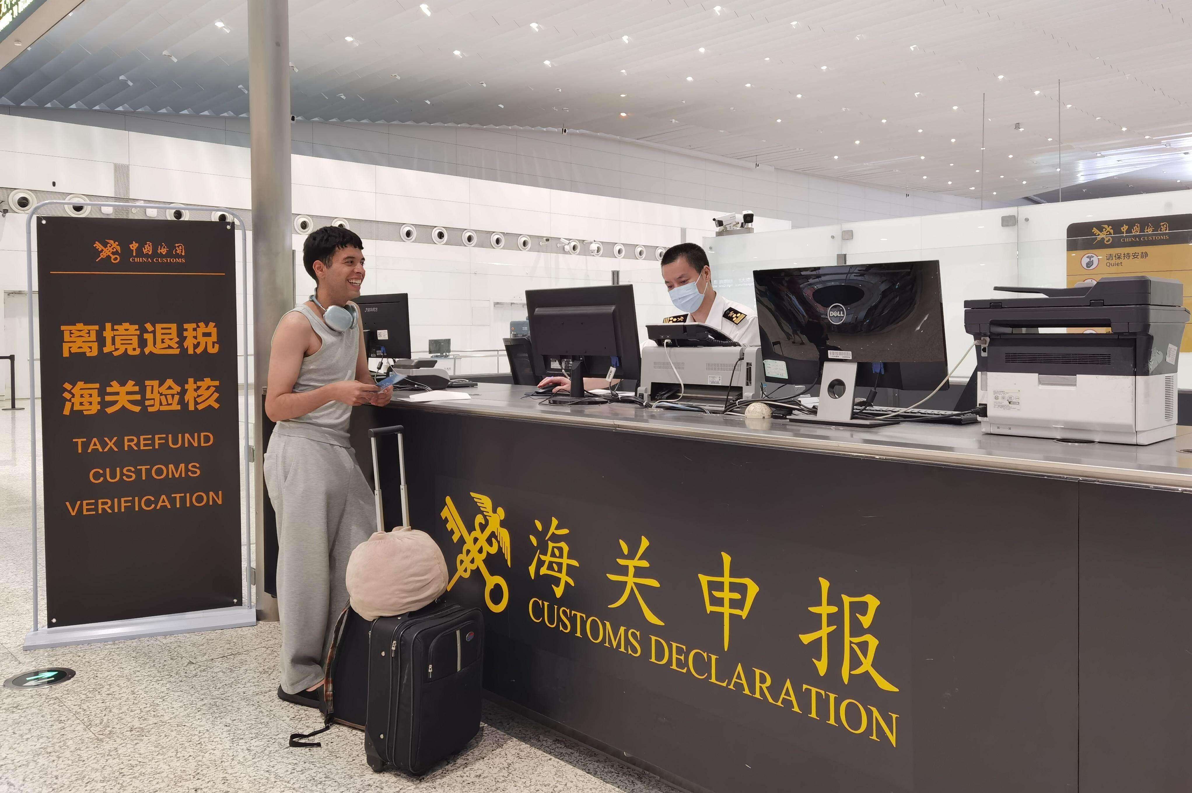 Departure tax refund claims at Guangzhou port surpass 200 million yuan in H1