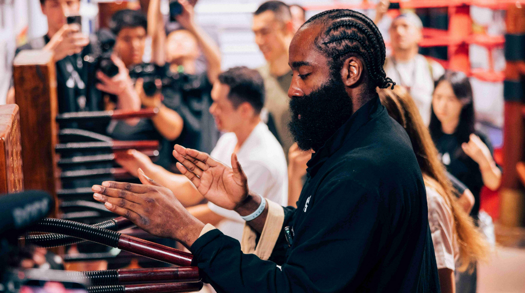  Setelah menyelesaikan kunjungannya yang ketujuh ke China, James Harden mengatakan, “Terima kasih kepada semua penggemar China!”
