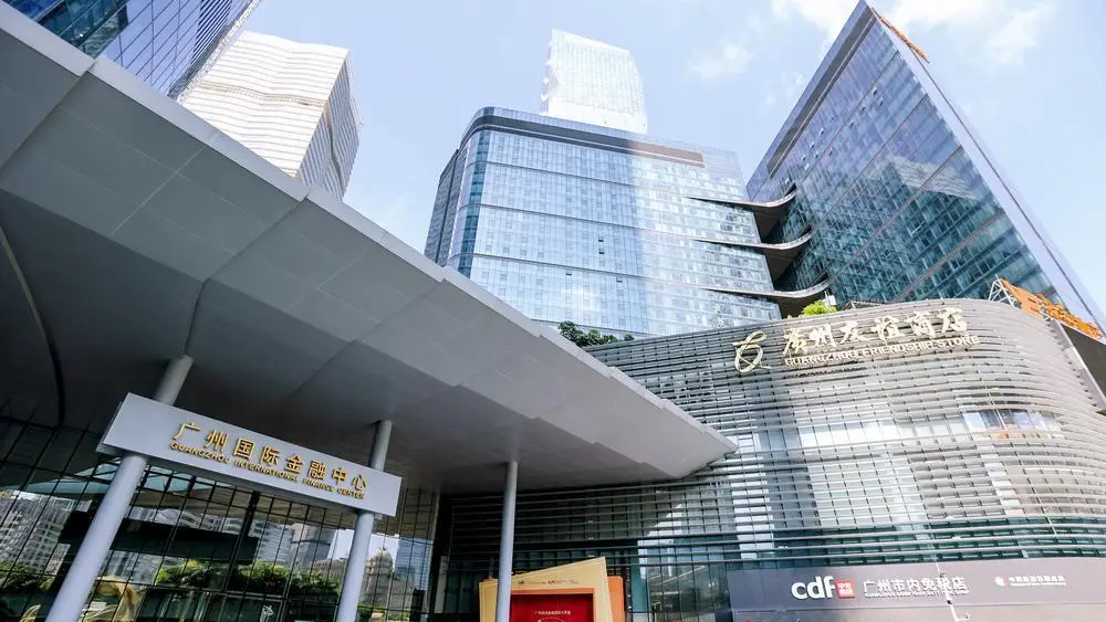  Poster丨Guangzhou's First Downtown Duty-Free Store Open! Locals and Foreign Tourists Rush to Shop