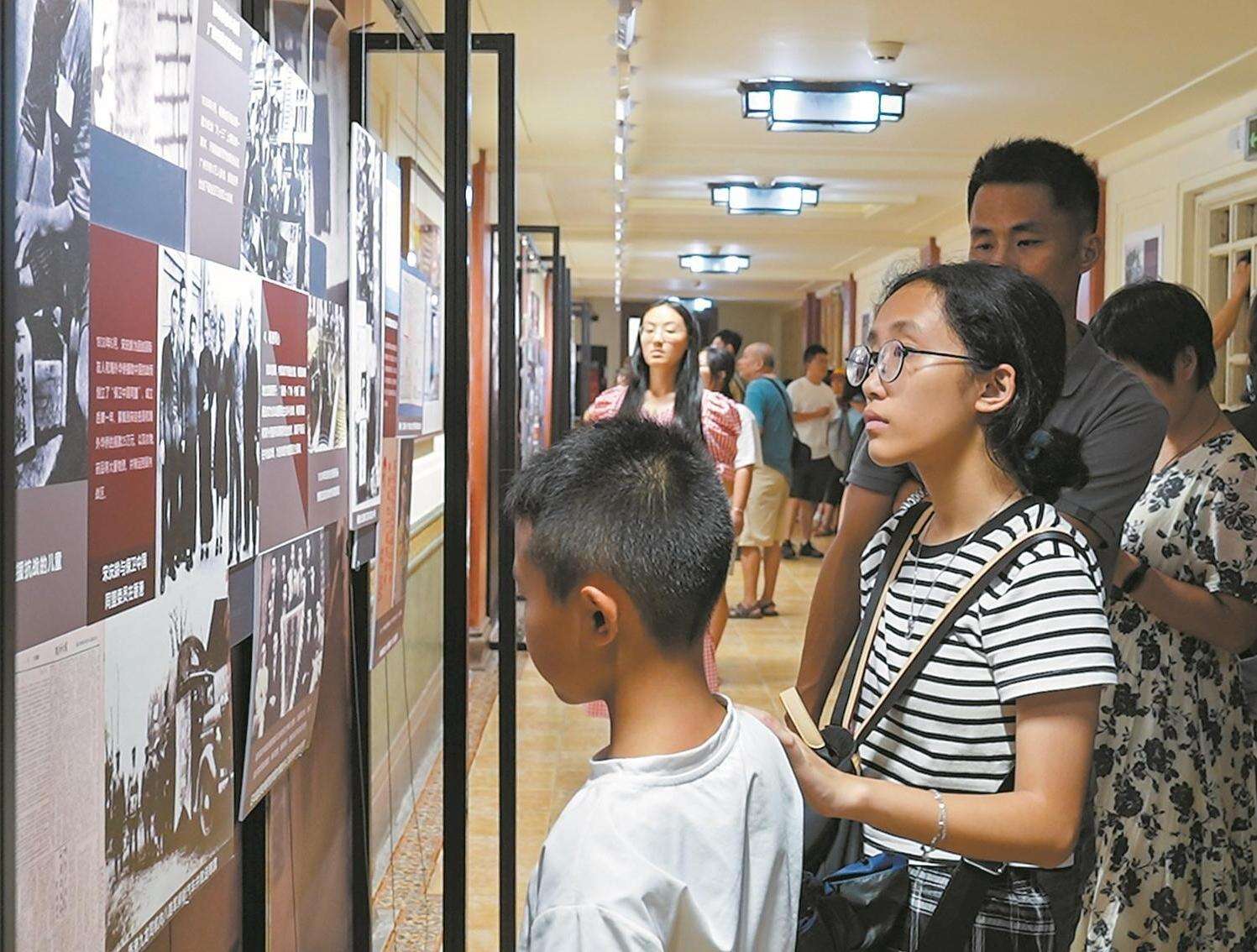  日军投降雪国耻 百姓欢庆迎凯旋