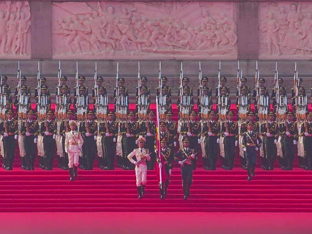  【视频】观礼阅兵现场港澳代表、抗战老兵后代：祖国强大让人心安！