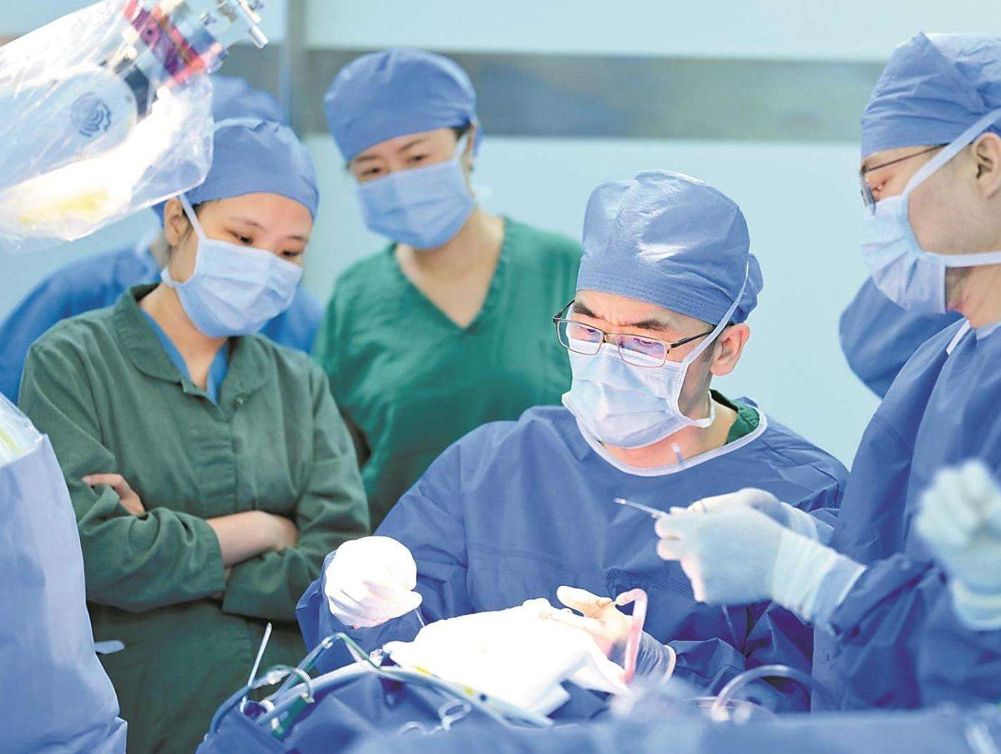  华南首例！12岁女孩脑内植入“电子医生”