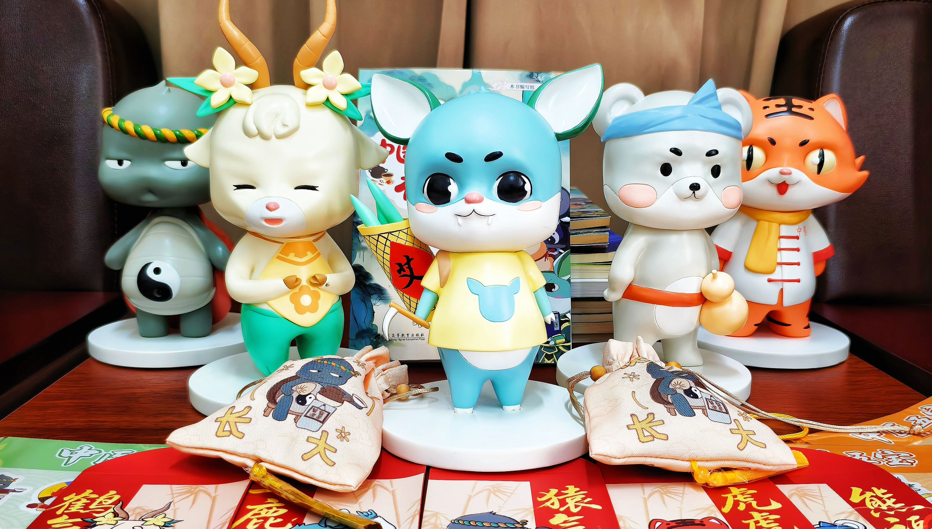  Karakter Asli ‘Lima Harta Karun Obat Tradisional Tiongkok’ dari Zhanjiang Debut di Panggung