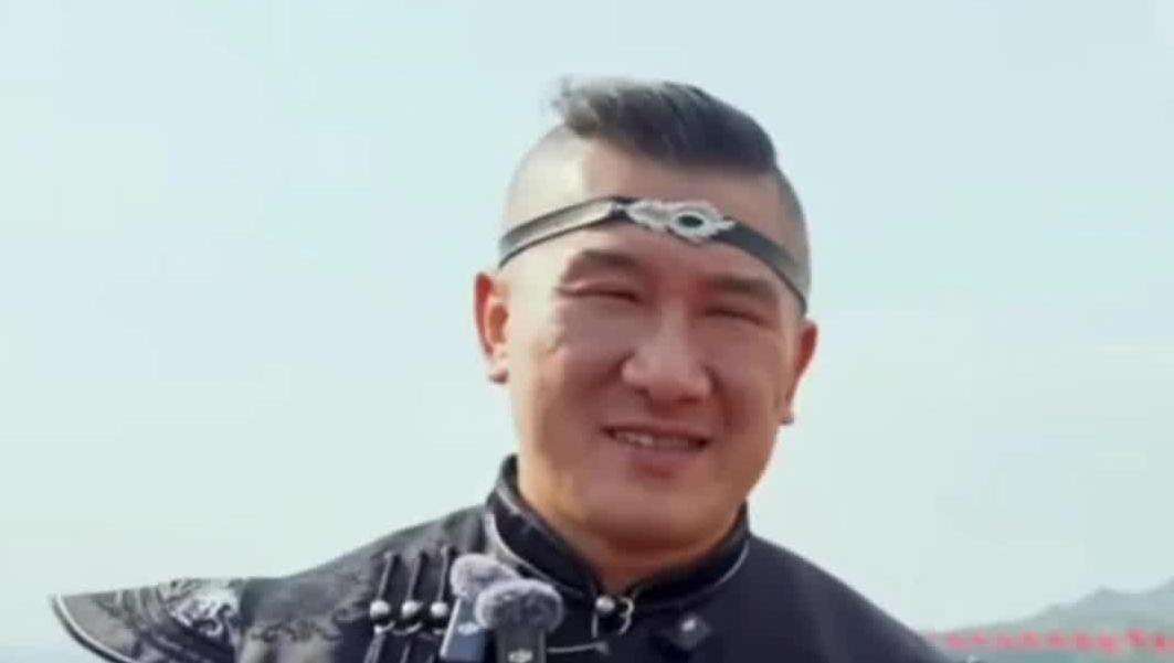  【视频】台湾网红“馆长”内蒙行：穿蒙古袍完美融入当地！