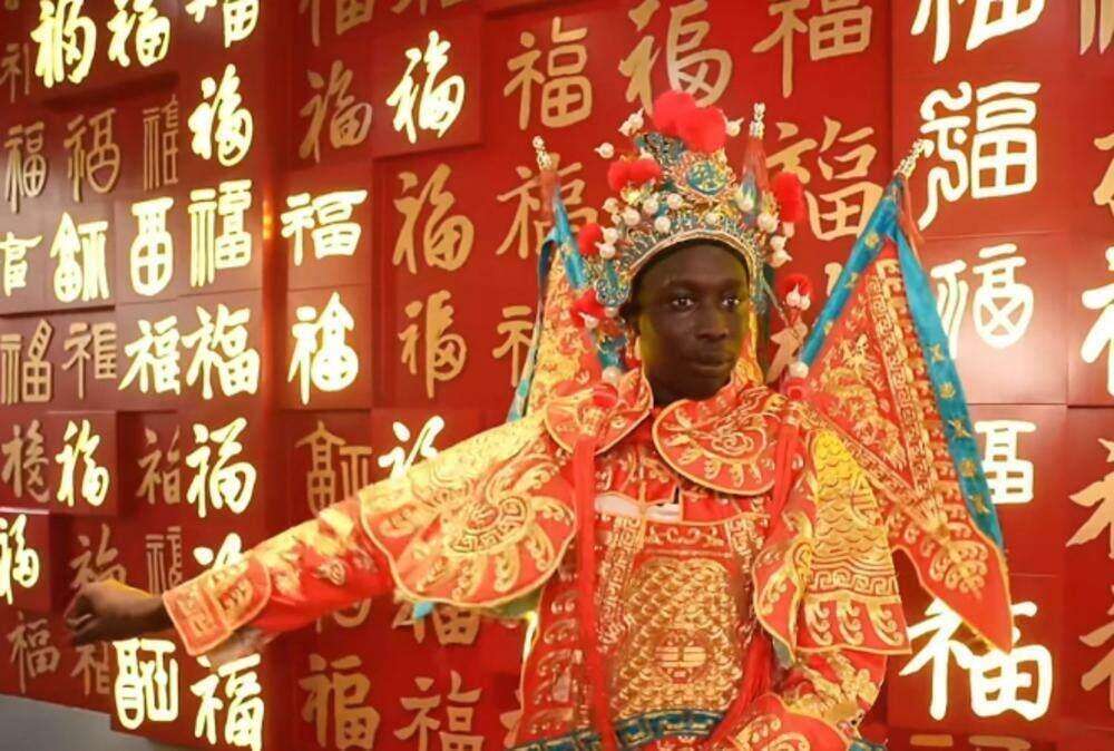 Βίντεο｜Ο δεύτερος πιο ακολουθούμενος influencer στον κόσμο, Khaby Lame, ξεκινά το ταξίδι του στην ΓκουανγκζούΗ στήλη του Yangcheng