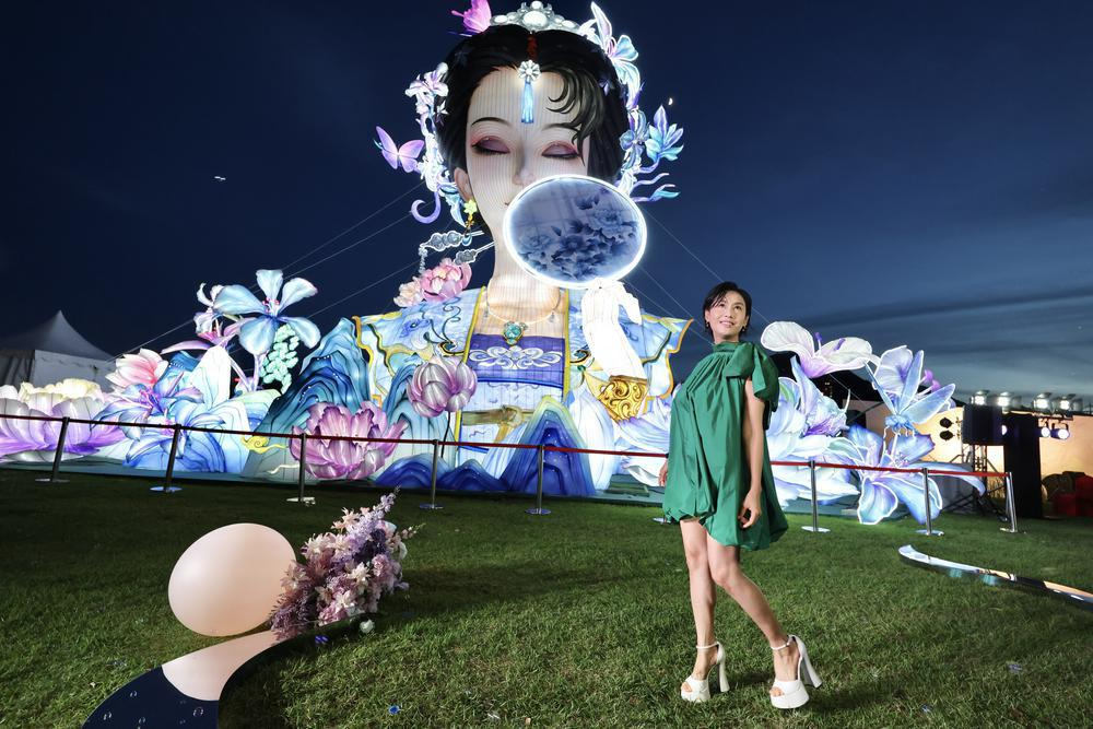  香港“华服嘉年华”贺双节，逾12米最大单体花灯亮相维港
