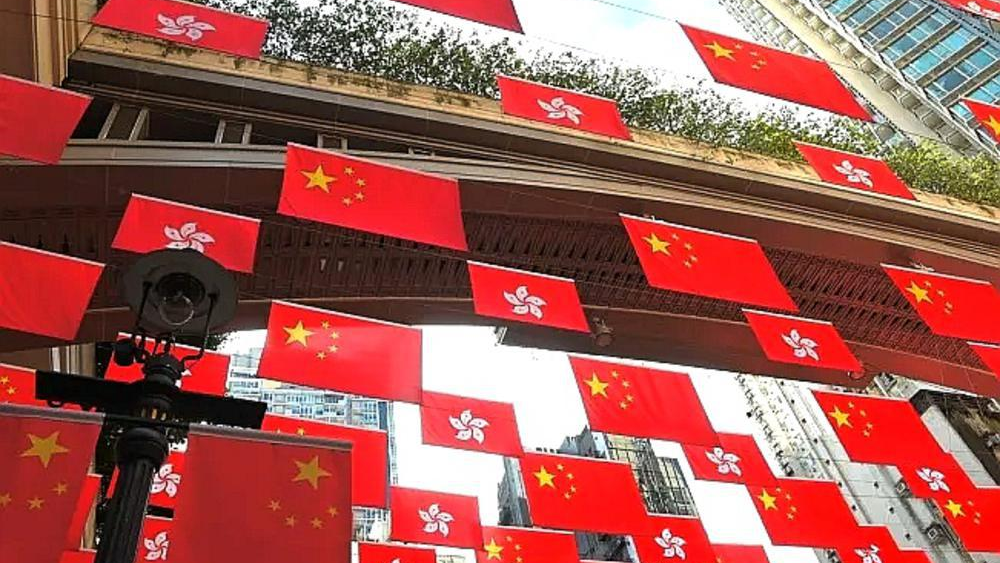  喜迎76周年国庆，香港街头飘扬“中国红”