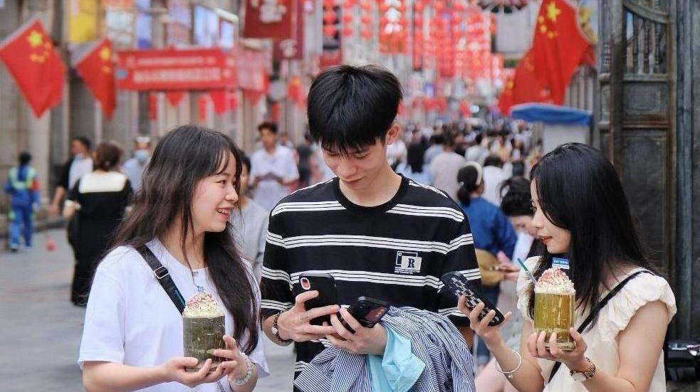  海报|让美味带路！12条美食线路开启国庆味蕾探险