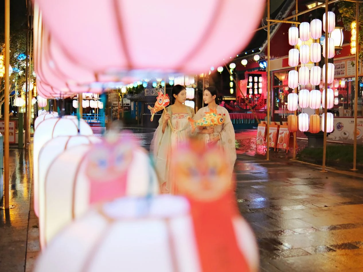  Celebrating 'Double Festivals': Guangzhou's theme parks join hands with ICH performances to showcase splendor of GBA