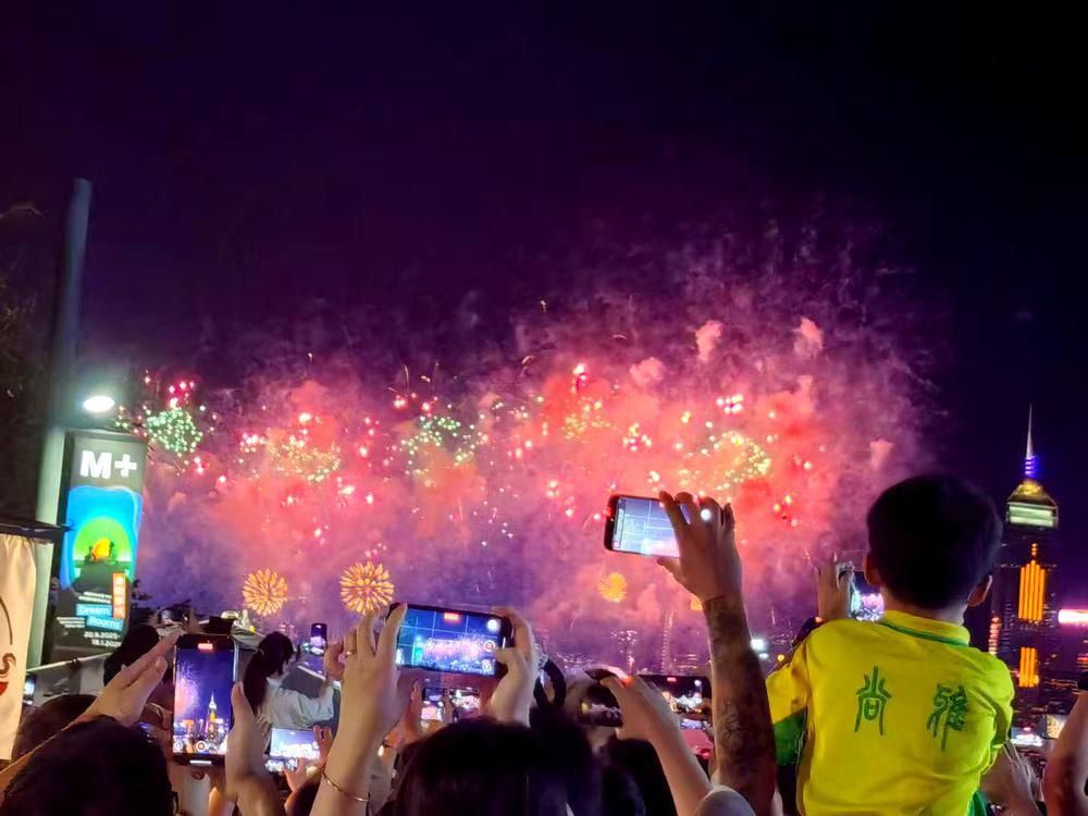  【视频】三万礼花闪耀维港夜空，喜迎新中国成立76周年