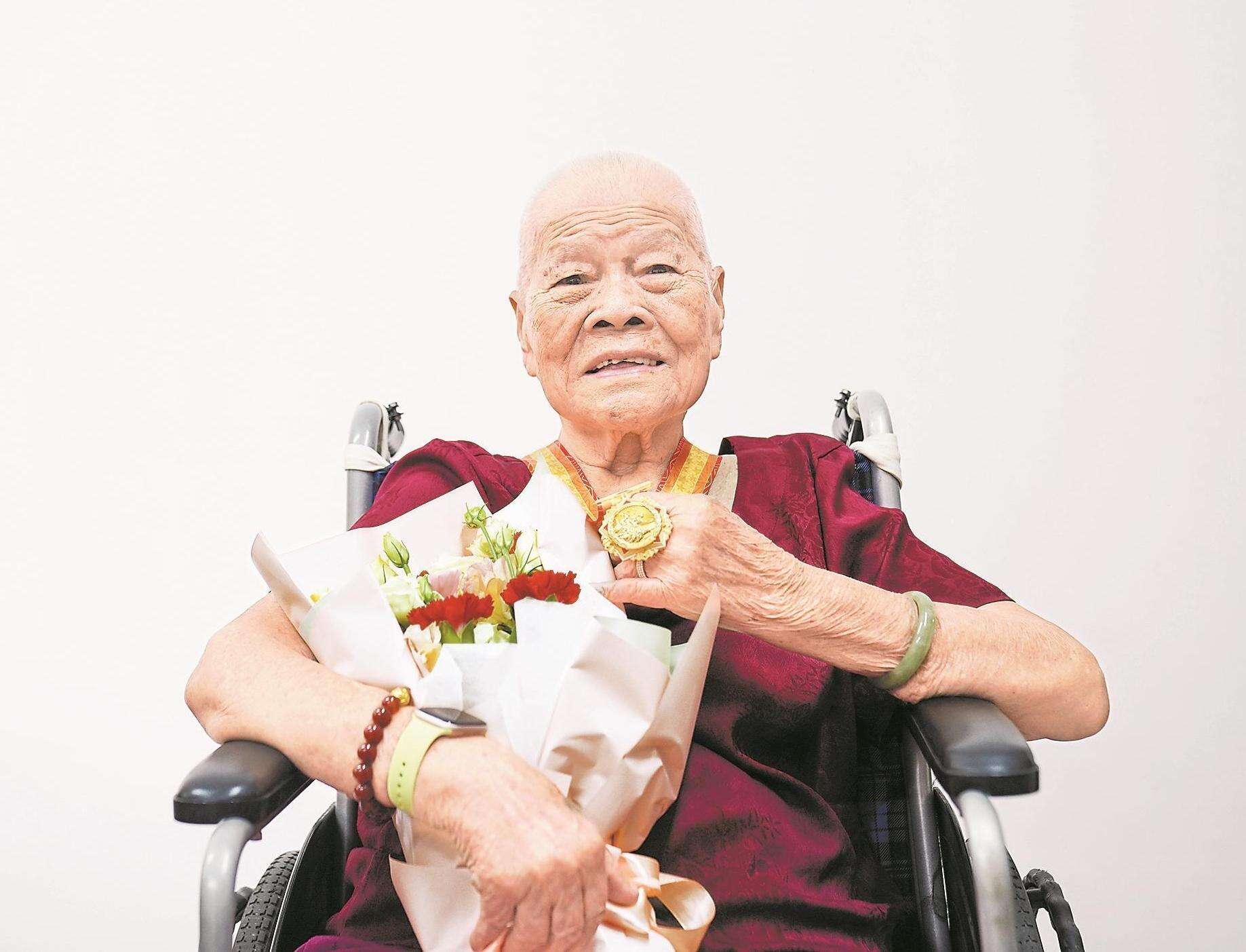  100岁归侨抗战老兵钟炳聪：一生拥护共产党