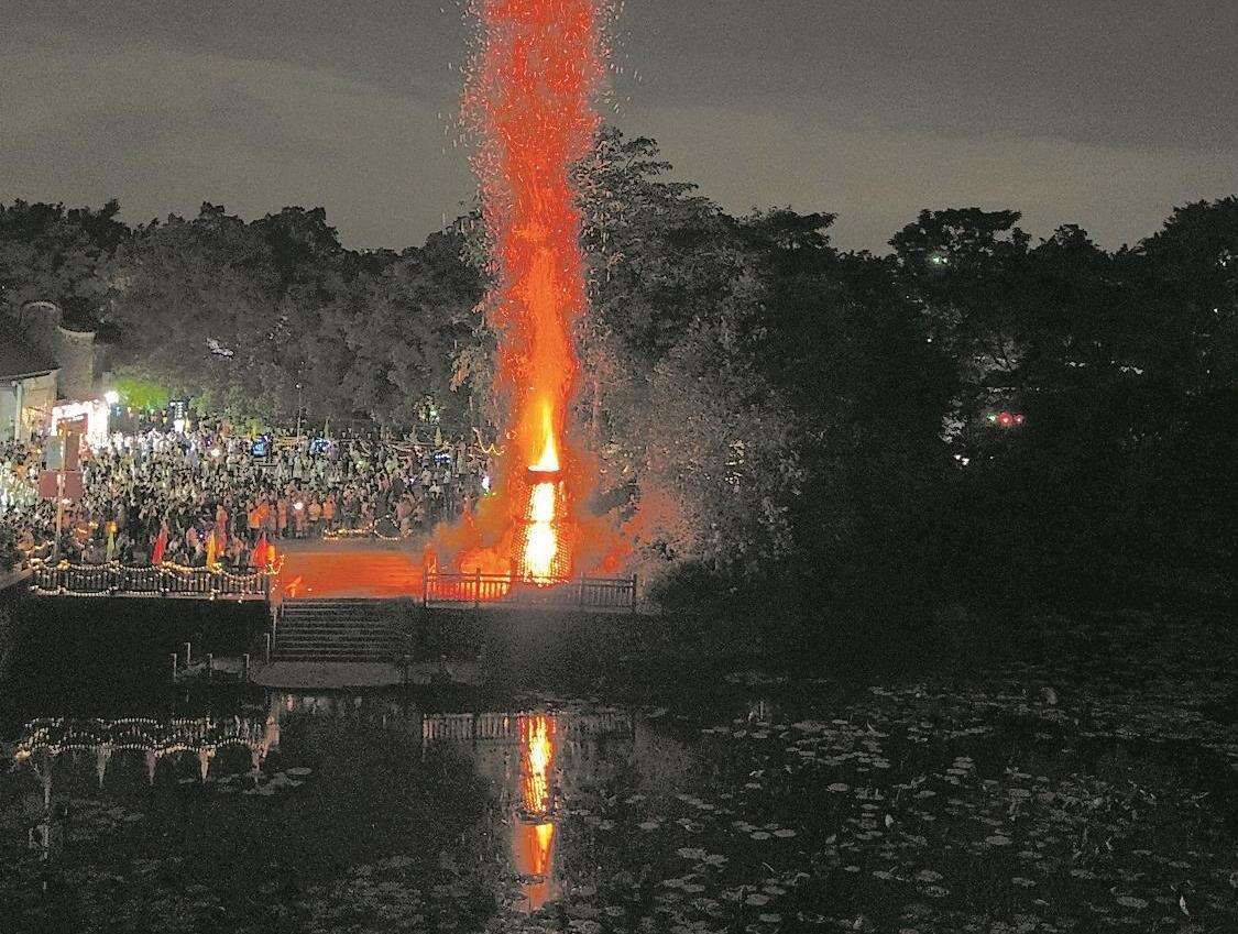  广州花都：千年民俗“烧禾楼” 星火灿烂贺中秋