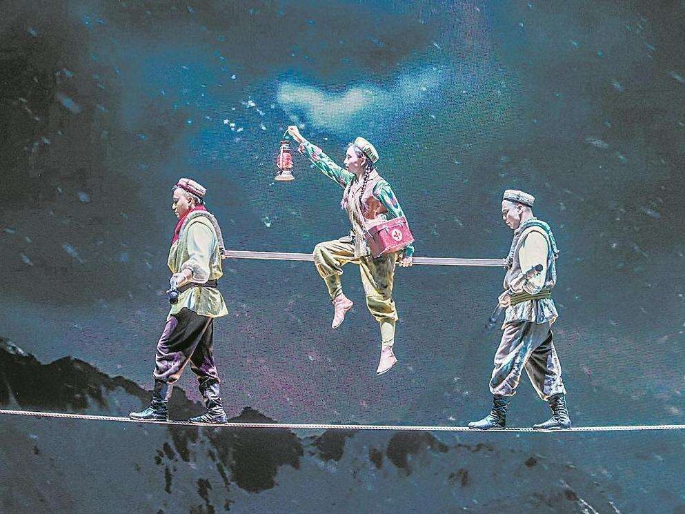  月下共赏《天山雪》 民族团结情意浓