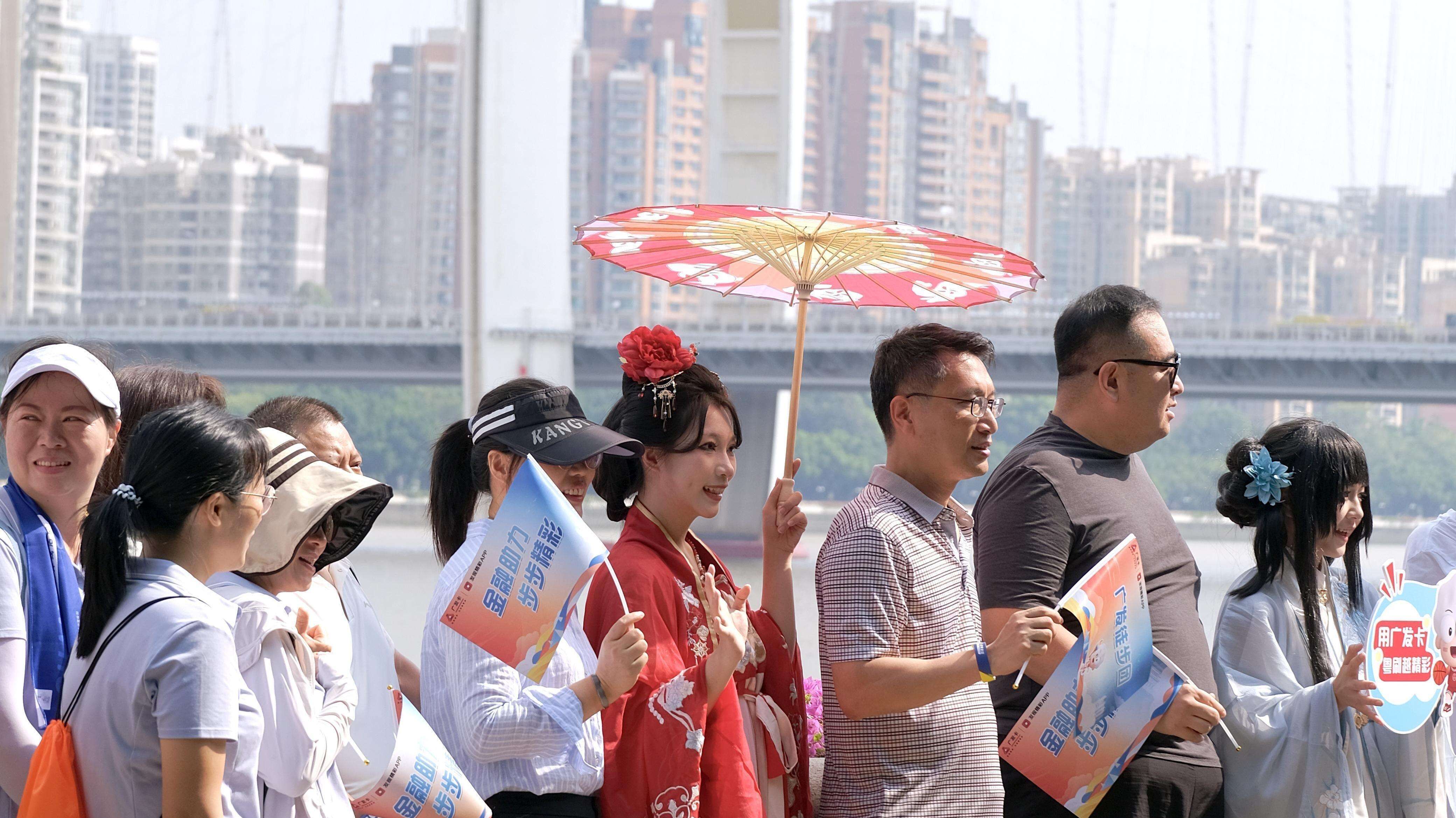  Guangzhou's 'most beautiful 3-km riverfront' welcomes thousands of hikers