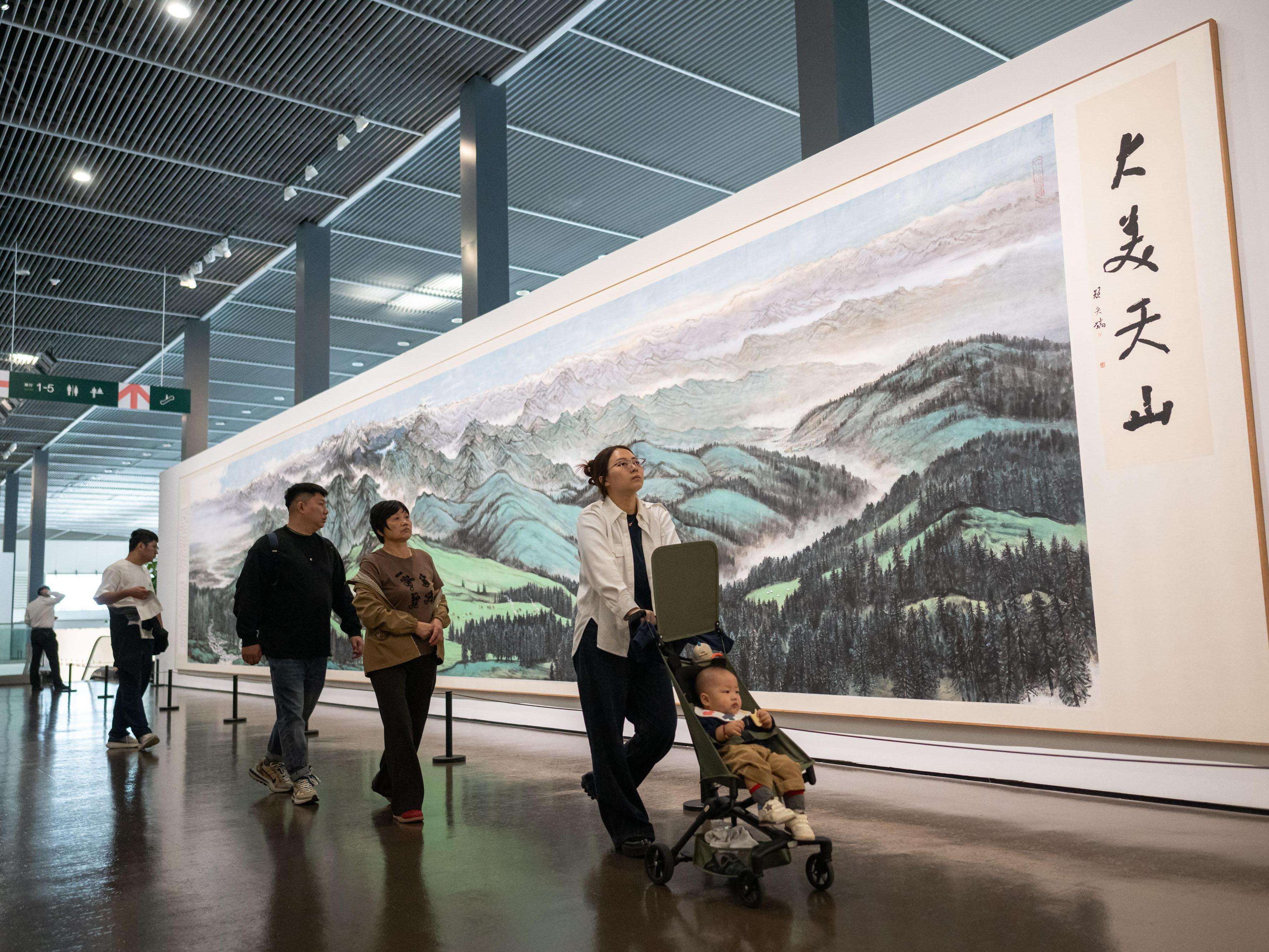  Art masters gather at opening seminar of 'Guangdong Art Centennial Exhibition'