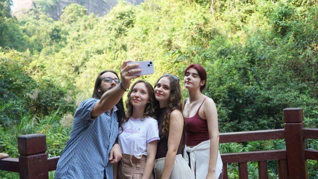  61 international students from 26 countries in Guangdong visit Shaoguan