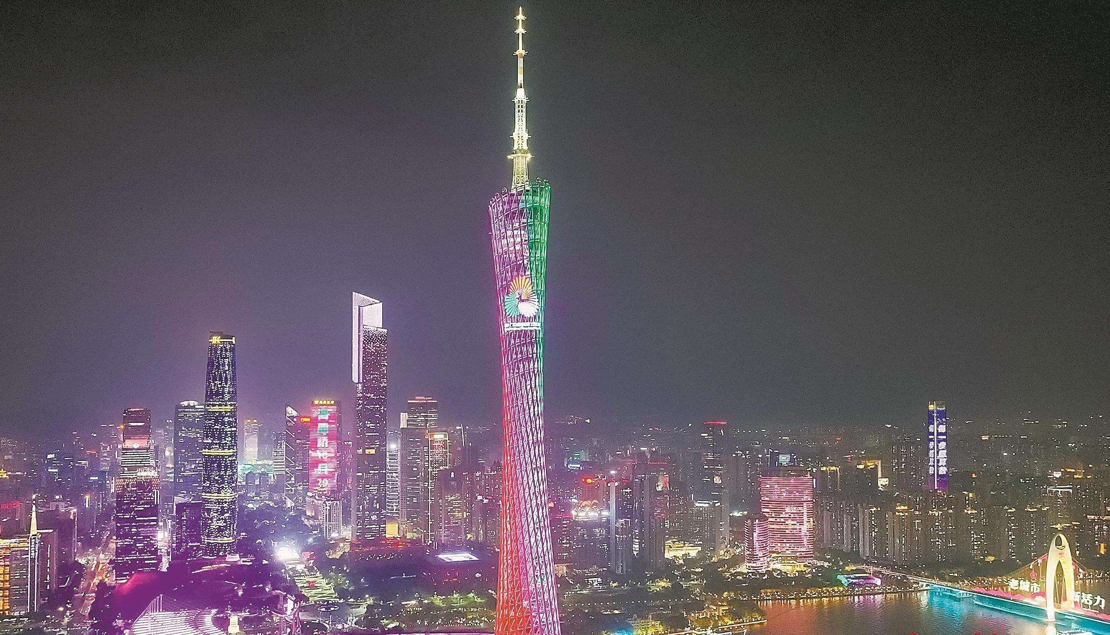  “超级模特”广州塔 变装迎接全运会