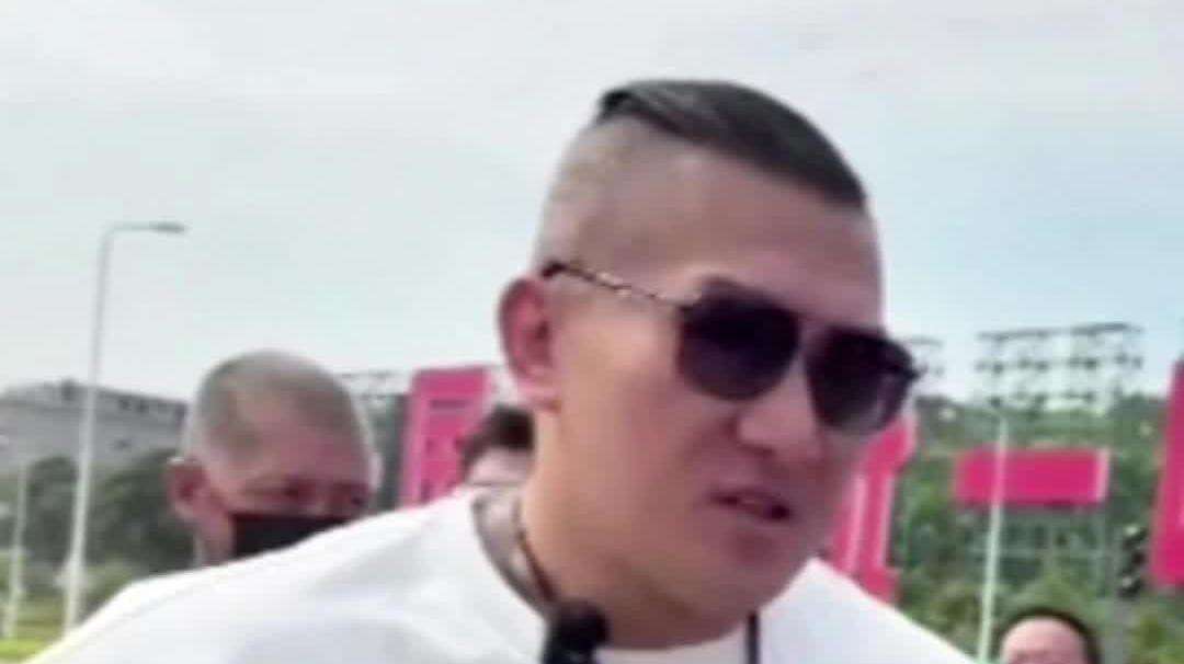  【视频】台湾网红“馆长”在厦门打卡“一国两制 统一中国”标语