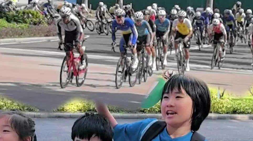  【视频】全运会跨境自行车赛，香港市民激情打气：第一次看跨境赛事，期待大湾区合办世界级活动！