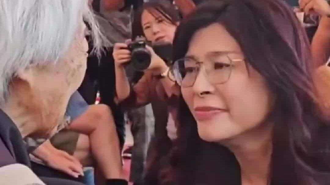  【视频】郑丽文在台北马场町祭拜先烈