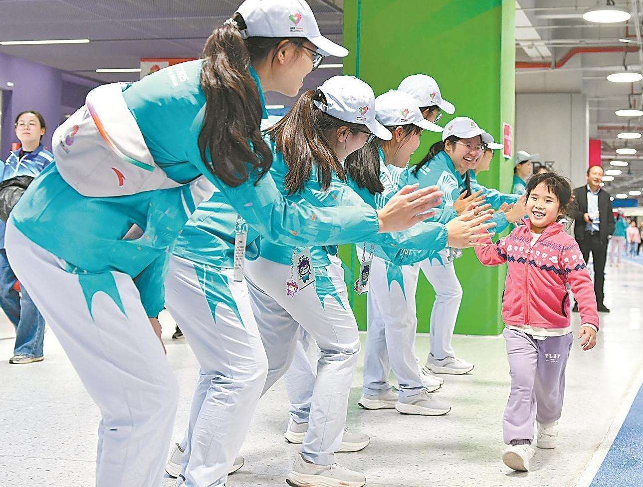  粤港澳2950名“小海豚” 护航十五运会开幕式