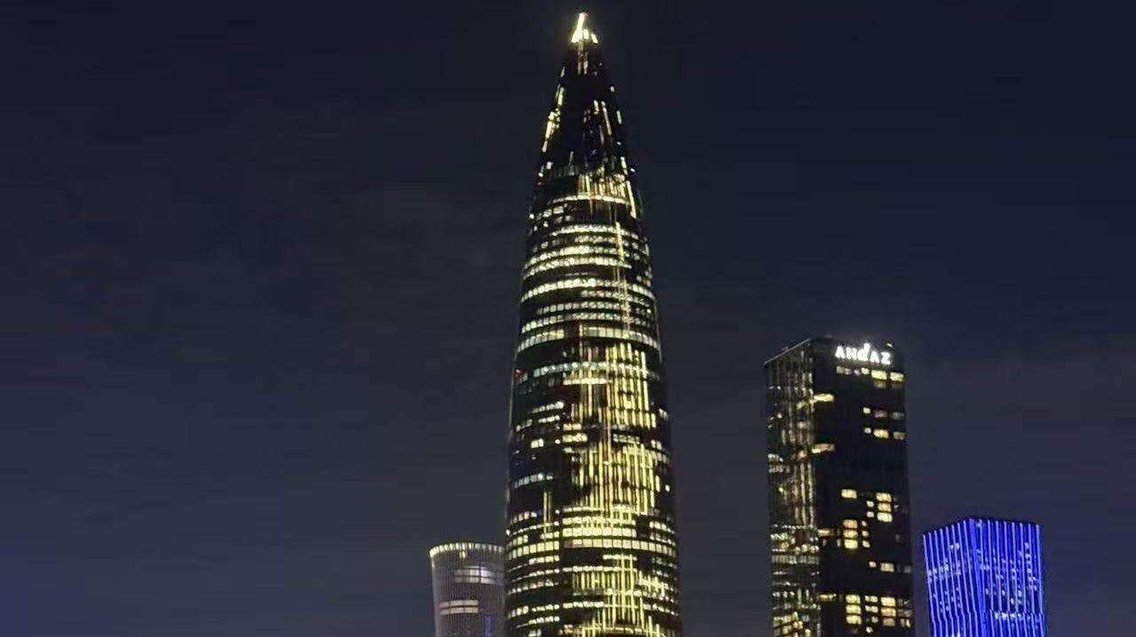  Major landmarks in Shenzhen light up for closing of 15th National Games