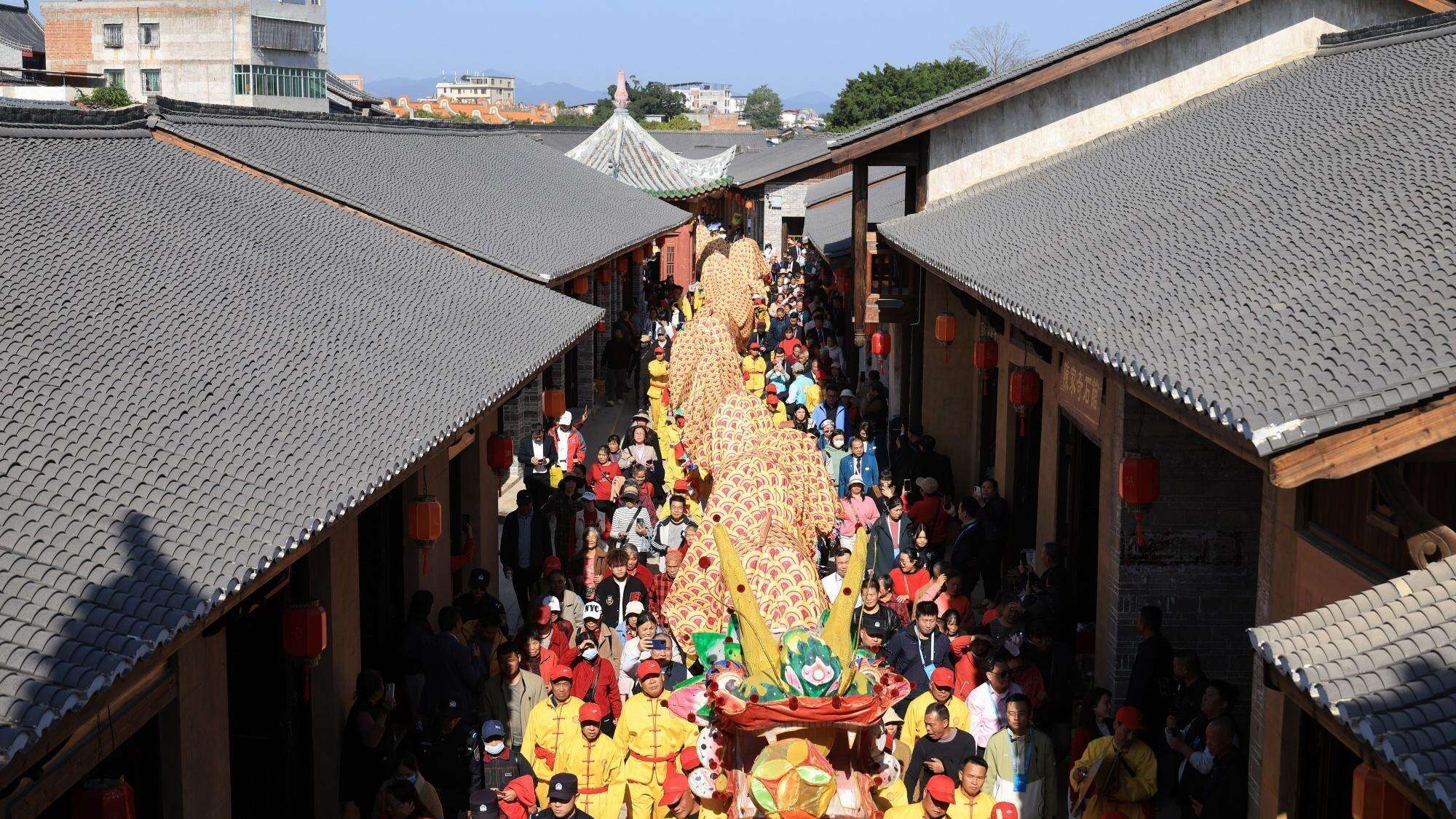 Poster丨The 399-Meter Dragon Parade Stirring the Global Cantonese Homesickness