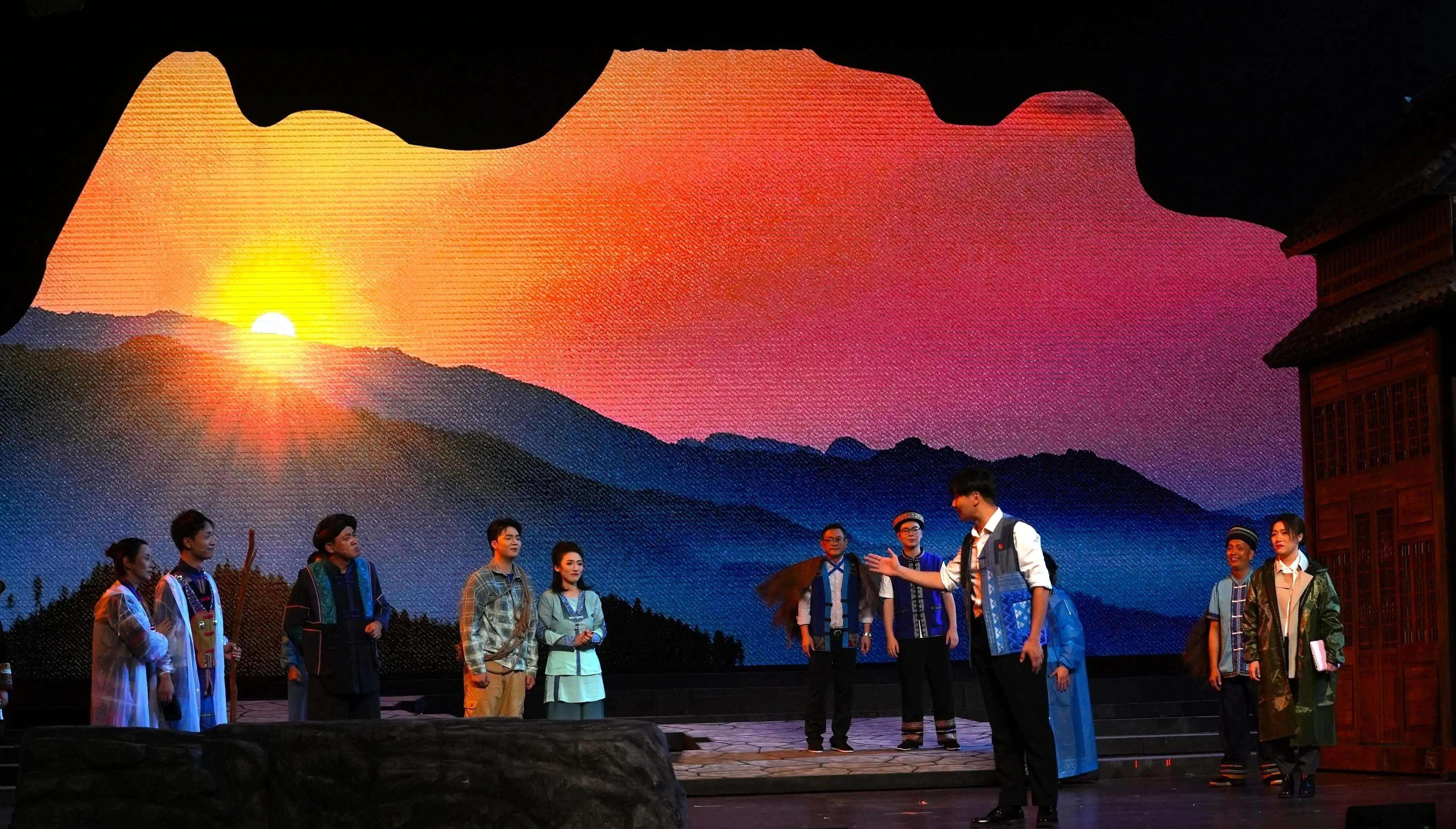  Poster丨“Beyond the Mountains” Debuts in Guangzhou — Witness the Dramatic Change of Lianshan, Qingyuan